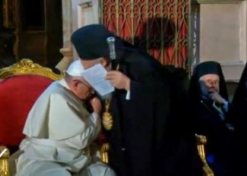 Папа Римский Франциск поцеловал руку Вселенского Патриарха (ФОТО)
