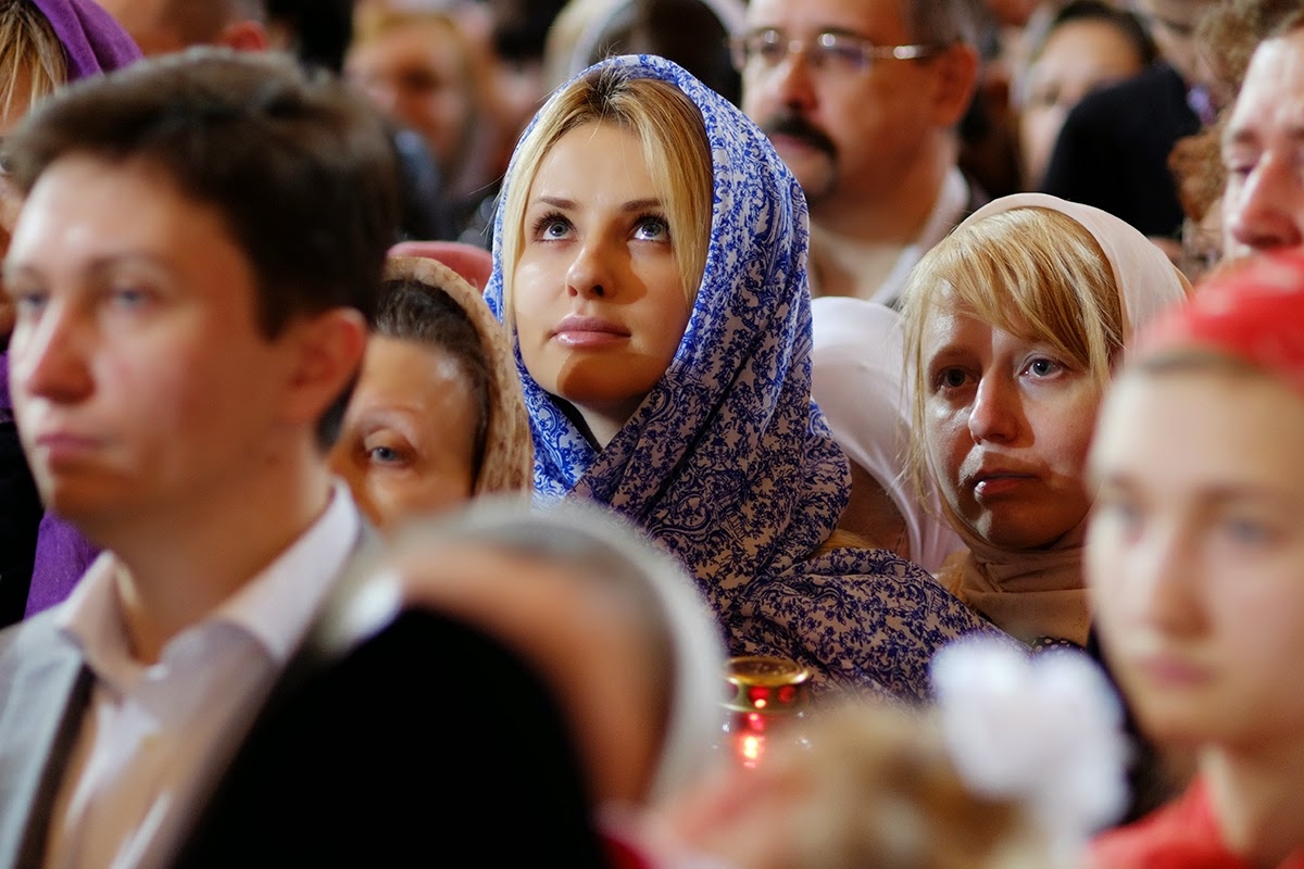 В пост какой платок одевать в церковь. Какой платок одевать в Церковь. Как одеться на Пасху в Церковь. Красные платки одевали в храм на Пасху. Какой платок одевать в Церковь на Пасху.