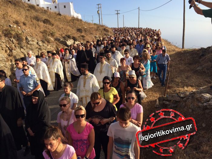 Тысячи верующих приехали на остров Тинос, чтобы принять участие в праздновании видения святой Пелагии (ФОТО & ВИДЕО)