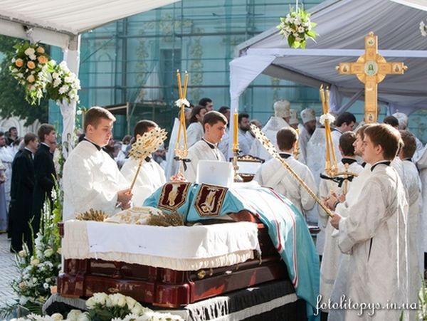 Βαθιά συγκίνηση στη νεκρώσιμη ακολουθία του Μητροπολίτη Βλαδίμηρου-Η Ουκρανία πενθεί...(ΦΩΤΟ)