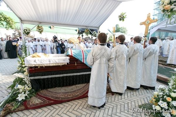 Βαθιά συγκίνηση στη νεκρώσιμη ακολουθία του Μητροπολίτη Βλαδίμηρου-Η Ουκρανία πενθεί...(ΦΩΤΟ)