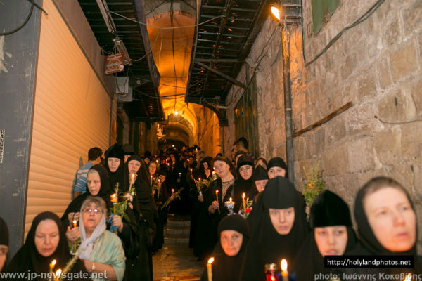 В Иерусалиме состоялся ночной крестный ход с перенесением плащаницы Пресвятой Богородицы