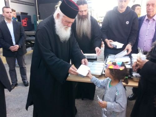 Μερίδες φαγητού σε πρόσφυγες μοίρασε ο Αρχιεπίσκοπος - Τι μήνυμα έστειλε στην Ευρώπη (ΒΙΝΤΕΟ & ΦΩΤΟ)