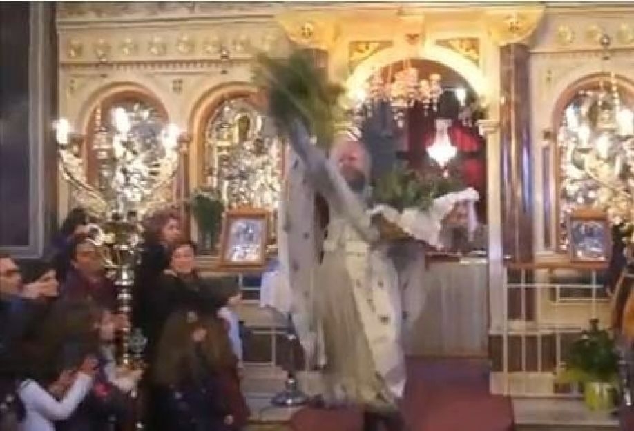 Η πρώτη Ανάσταση στην Ευαγγελίστρια της Χίου με τον ιερέα "να κλέβει την παράσταση" (ΒΙΝΤΕΟ)