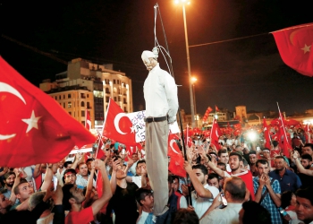 Συγκλονιστικό ντοκουμέντο: Τούρκοι στρατιώτες πυροβολούν πολίτες (ΒΙΝΤΕΟ)