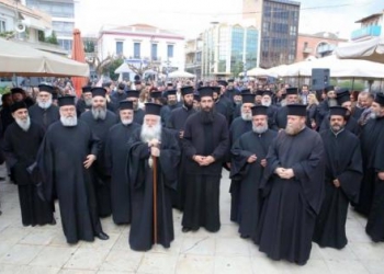 Αίγιο: Διαμαρτύρονται για τη σάτιρα του... "Πλούτου" προς τον Μητροπολίτη Αμβρόσιο οι ιερείς της Αιγιάλειας