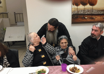 Μοναδικές στιγμές αγάπης προσέφερε ο Πρωτοσύγκελος Συμεών Βολιώτης στο Καρέλλειο –Μονάδα Alzheimer