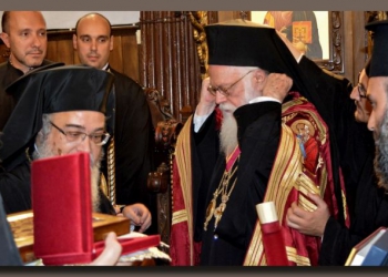 Τιμητική βράβευση στον Αρχιεπίσκοπο Αλβανίας (ΦΩΤΟ)