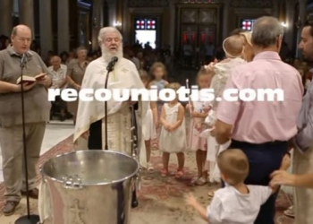 Ο Νίκος Φίλης ψέλνει σε βάπτιση στη Μητρόπολη Αθηνών (ΒΙΝΤΕΟ)