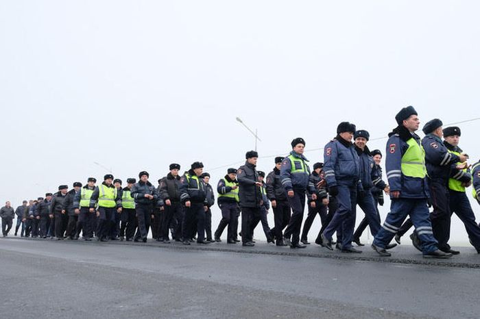 Ρώσοι αστυνομικοί σε πορεία με λάβαρα και καμπάνες (ΒΙΝΤΕΟ & ΦΩΤΟ)