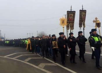 Ρώσοι αστυνομικοί σε πορεία με λάβαρα και καμπάνες (ΒΙΝΤΕΟ & ΦΩΤΟ)