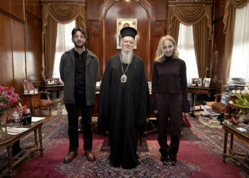 Ο Οικουμενικός Πατριάρχης κ.κ. Βαρθολομαίος με τον Νίκο Σέρβο και τη δημοσιογράφο Ελεωνόρα Ορφανίδου. (φωτογραφία: Γιάννης Ζινδριλής)