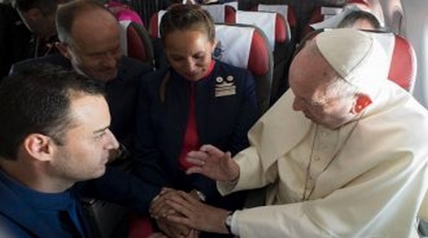 O Πάπας Φραγκίσκος πάντρεψε ζευγάρι στο παπικό αεροσκάφος εν ώρα πτήσης
