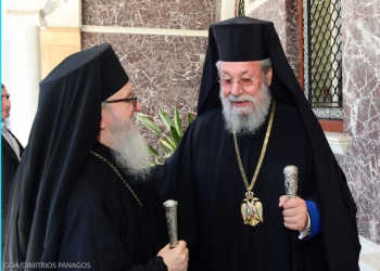 ΣΤΗΝ ΚΥΠΡΟ Ο ΑΡΧΙΕΠΙΣΚΟΠΟΣ ΔΗΜΗΤΡΙΟΣ KAI H ΧΟΡΩΔΙΑ ΝΕΩΝ ΤΗΣ ΙΕΡΑΣ ΑΡΧΙΕΠΙΣΚΟΠΗΣ

ΑΜΕΡΙΚΗΣ

Πενθήμερη επίσκεψη στην Κύπρο πραγματοποιεί από σήμερα, Δευτέρα 11 Ιουλίου, ο Αρχιεπίσκοπος

Γέρων Αμερικής κ. Δημήτριος μετά από πρόσκληση του Προέδρου της Κυπριακής Δημοκρατίας κ. Νίκου

Αναστασιάδη και του Αρχιεπισκόπου Κύπρου κ. Χρυσοστόμου.

Μαζί με τον Αρχιεπίσκοπο ταξίδεψε στη Μεγαλόνησο η Μητροπολιτική Χορωδία Νέων της Ιεράς

Αρχιεπισκοπής Αμερικής, η οποία θα πραγματοποιήσει φιλανθρωπική συναυλία με τίτλο "Αγάπη δε, Εχω
 σε συνεργασία με την Αστυνομία Κύπρου την Τετάρτη 13 Ιουλίου στο Αρχαίο Θέατρο Κουρίου στη Λεμεσό.

Στη συναυλία συμμετέχουν επίσης οι Κύπριοι καλλιτέχνες Μιχάλης Χατζηγιάννης και Κυπριανός
Κατσαρής και η Φιλαρμονική Ορχήστρα της Αστυνομίας Κύπρου. Το πρόγραμμα θα παρουσιάσει η Ζέτα Μακρυπούλια. Τα έσοδα θα ενισχύσουν τον "Ανεξάρτητο Φορέα Κοινωνικής Στήριξης" που ιδρύθηκε με
πρωτοβουλία της Πρώτης Κυρίας, Αντρης Αναστασιάδη.

Τον Αρχιεπίσκοπο Δημήτριο συνοδεύουν επίσης στην Κύπρο ο Επίσκοπος Ζήλων κ. Σεβαστιανός, ο πρόεδρος της Ομοσπονδίας Κυπρο-Αμερικ