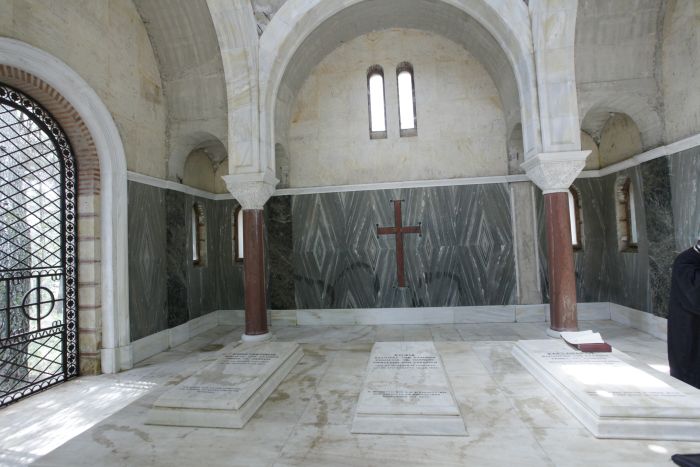 Τρισάγιο στους βασιλικούς τάφους στο Τατόι από τον Αρχιεπίσκοπο και τη Σύνοδο (ΦΩΤΟ)