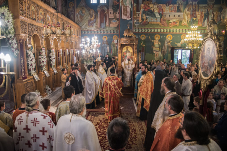 Πλήθη λαού στη Λιτάνευση της Ιεράς Εικόνος Ζωοδόχου Πηγής ...