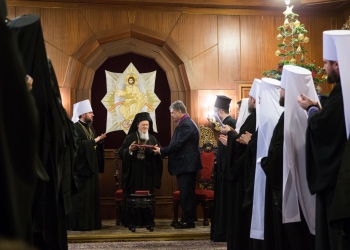 Ο Ποροσένκο βράβευσε τον Οικ.Πατριάρχη για την αυτοκεφαλία στη «νέα Εκκλησία»
