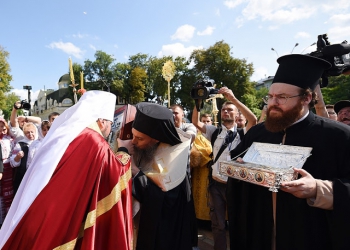 Υποδοχή Ιερού Λειψάνου του Αγίου Αποστόλου Ανδρέου στο Κίεβο από τον Επιφάνιο