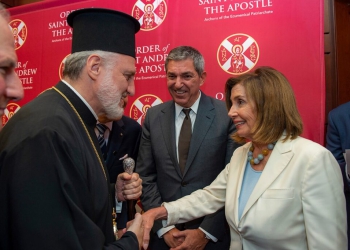 Η Χειραψία Αρχιεπισκόπου Αμερικής Ελπιδοφόρου με τη Nancy Pelosi