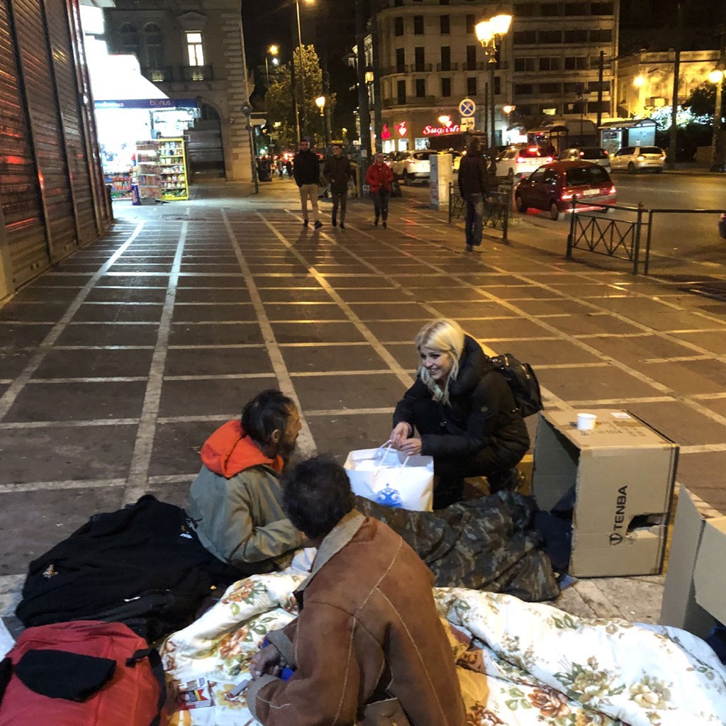 Βουλευτίνα μοίρασε το βράδυ τρόφιμα στους άστεγους - Δίπλα στην ΑΠΟΣΤΟΛΗ της Εκκλησίας