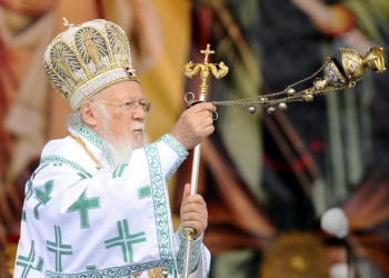 Konstantinopolský patriarcha Bartolomìj, považovaný za nejvyšší autoritu pravoslavné církve, vedl 25. kvìtna v Mikulèicích na Hodonínsku bohoslužbu u pøíležitosti oslav 1150. výroèí pøíchodu vìrozvìstù a moravských duchovních patronù Cyrila a Metodìje.