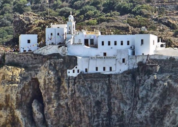 Παναγία Σπηλιανή: Το εκκλησάκι που δεσπόζει μέσα σε μια σπηλιά