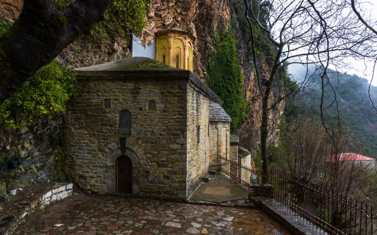 Παναγία της Στάνας: Το εντυπωσιακό μοναστήρι που βρίσκεται κρυμμένο σε απόκρημνο βράχο