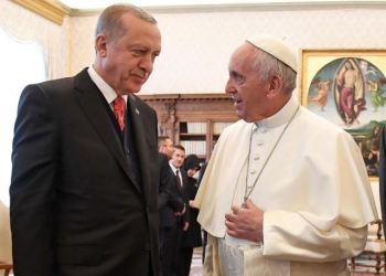 epa06497841 Pope Francis ((R) exchanges gifts with the Turkish President Recep Tayyip Erdogan (L) during a private audience at the Vatican, 05 February 2018. Talks with Pope Francis are expected to be focused on the USA's move of its Israeli embassy to Jerusalem. Erdogan is on a visit to Italy and the Vatican.  EPA/ALESSANDRO DI MEO / POOL