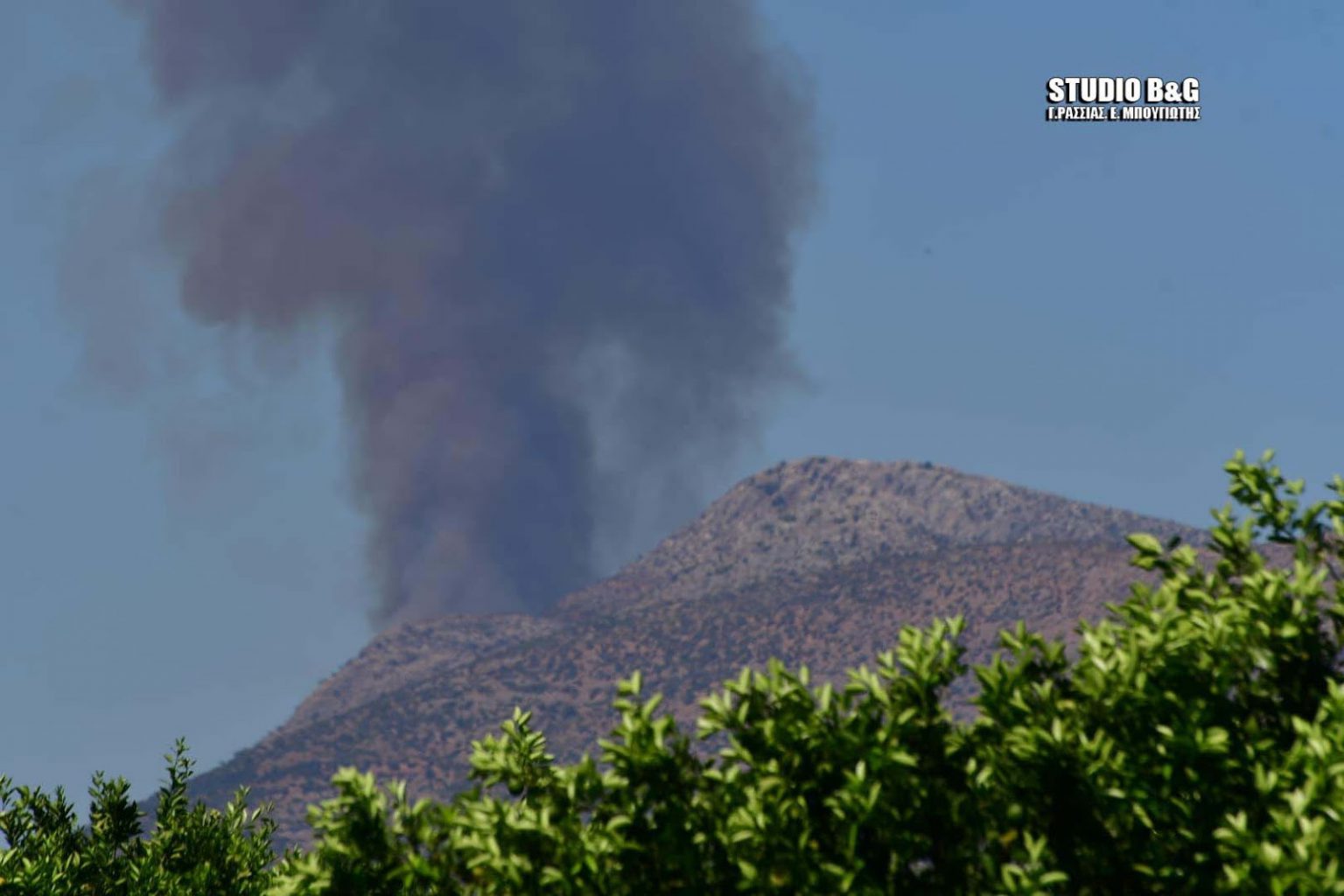 ΦΩΤΙΑ ΤΩΡΑ στις Μυκήνες: Μάχη με τις φλόγες δίνουν οι ...
