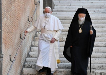 Ρώμη: Πάπας Φραγκίσκος και Οικουμενικός Πατριάρχης με μάσκες