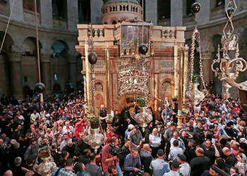 ΙΕΡΟΣΟΛΥΜΑ: Βγήκε το Άγιος Φως από τον Πανάγιο Τάφο – Η συγκλονιστική στιγμή της Αφής