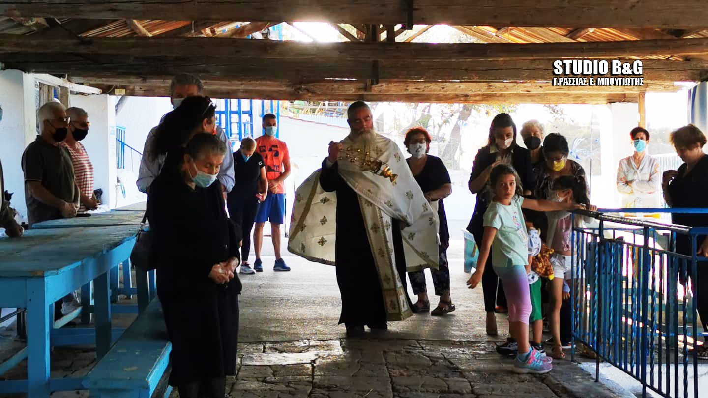 Ναύπλιο: Γιορτάζει το γραφικό εκκλησάκι στην παραλία της Καραθώνας