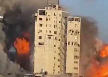 Σοκαριστικό βίντεο! Κτίριο 14 ορόφων καταρρέει μετά από ισραηλινό βομβαρδισμό στη Γάζα