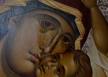 Καθημερινά οι παρακλήσεις μπροστά στην Εικόνα της Παναγίας που δακρύζει, στον Βύρωνα