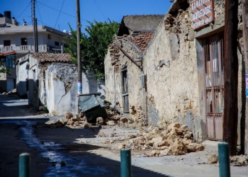 Ισχυρή σεισμική δόνηση μεγέθους 5,8 βαθμών της κλίμακας Ρίχτερ σημειώθηκε στην περιοχή του Ηράκλειου Κρήτης.Το επίκεντρο του σεισμού, ήταν 5χλμ στο Αρκαλοχώρι, όπου υπάρχουν μεγάλες καταστροφές.Κατάρρευση εκκλησίας, νεκρός ένας εργάτης, Δευτέρα 27 Σεπτεμβρίου 2021 
(ΣΤΕΦΑΝΟΣ ΡΑΠΑΝΗΣ/ EUROKINISSI)