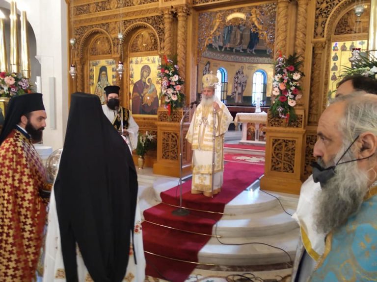 Η Αίγινα τίμησε τον Άγιο Νεκτάριο - Λιτάνευση πέριξ του ναού μόνο από τους ιερείς