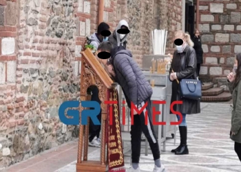 Θεία Λειτουργία του Αγίου Δημητρίου στη Θεσσαλονίκη: Κατεβάζουν τις μάσκες για να προσκυνήσουν την εικόνα
