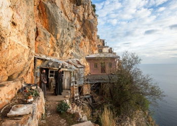 Στην έρημο του Αγίου Όρους: Ιδού οι καλύβες των μοναχών που κρέμονται κυριολεκτικά από απόκρημνους βράχους