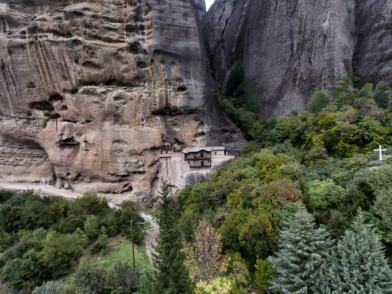 Μετέωρα: Το μοναστήρι της Υπαπαντής του Χριστού «σκαρφαλωμένο» στον απόκρημνο βράχο