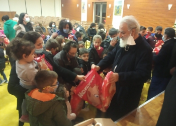 Δώρα στα παιδιά των σεισμόπληκτων του Αρκαλοχωρίου μοίρασε ο Μητροπολίτης Ανδρέας