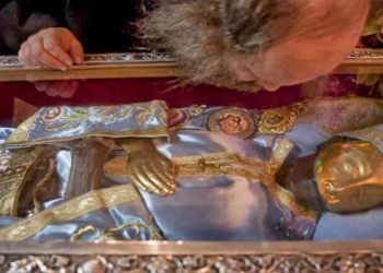 Άγιος Ιωάννης ο Ρώσος: Τι είπε στο Γέροντα Ιάκωβο Τσαλίκη – Το Θαύμα με την αλλαγή των αμφίων του