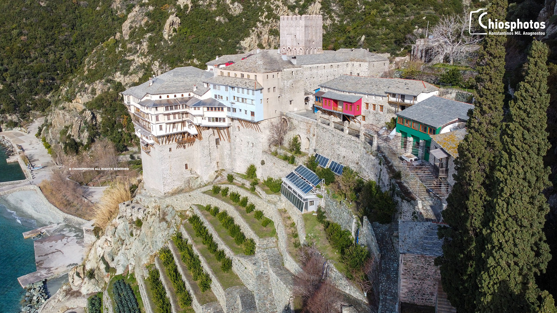 Η εντυπωσιακή Μονή Διονυσίου στο Άγιον Όρος κτισμένη σε παραθαλάσσιο βράχο ύψους 80 μέτρων (ΒΙΝΤΕΟ)