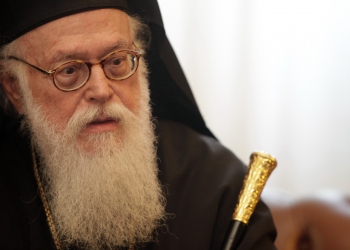 Ο Αρχιεπίσκοπος Τιράνων, Δυρραχίου και πάσης Αλβανίας κ. Αναστάσιος συνομιλεί με τον Πρόεδρο της Δημοκρατίας Προκόπη Παυλόπουλο κατα την συνάντηση τους  την Τρίτη 25 Αυγούστου 2015 στο Προεδρικό Μέγαρο.
(EUROKINISSI/ΓΙΩΡΓΟΣ ΚΟΝΤΑΡΙΝΗΣ)