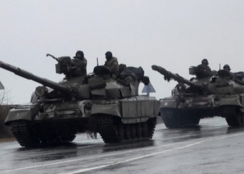 Ukrainian tanks move into the city, after Russian President Vladimir Putin authorized a military operation in eastern Ukraine, in Mariupol, February 24, 2022. REUTERS/Carlos Barria
