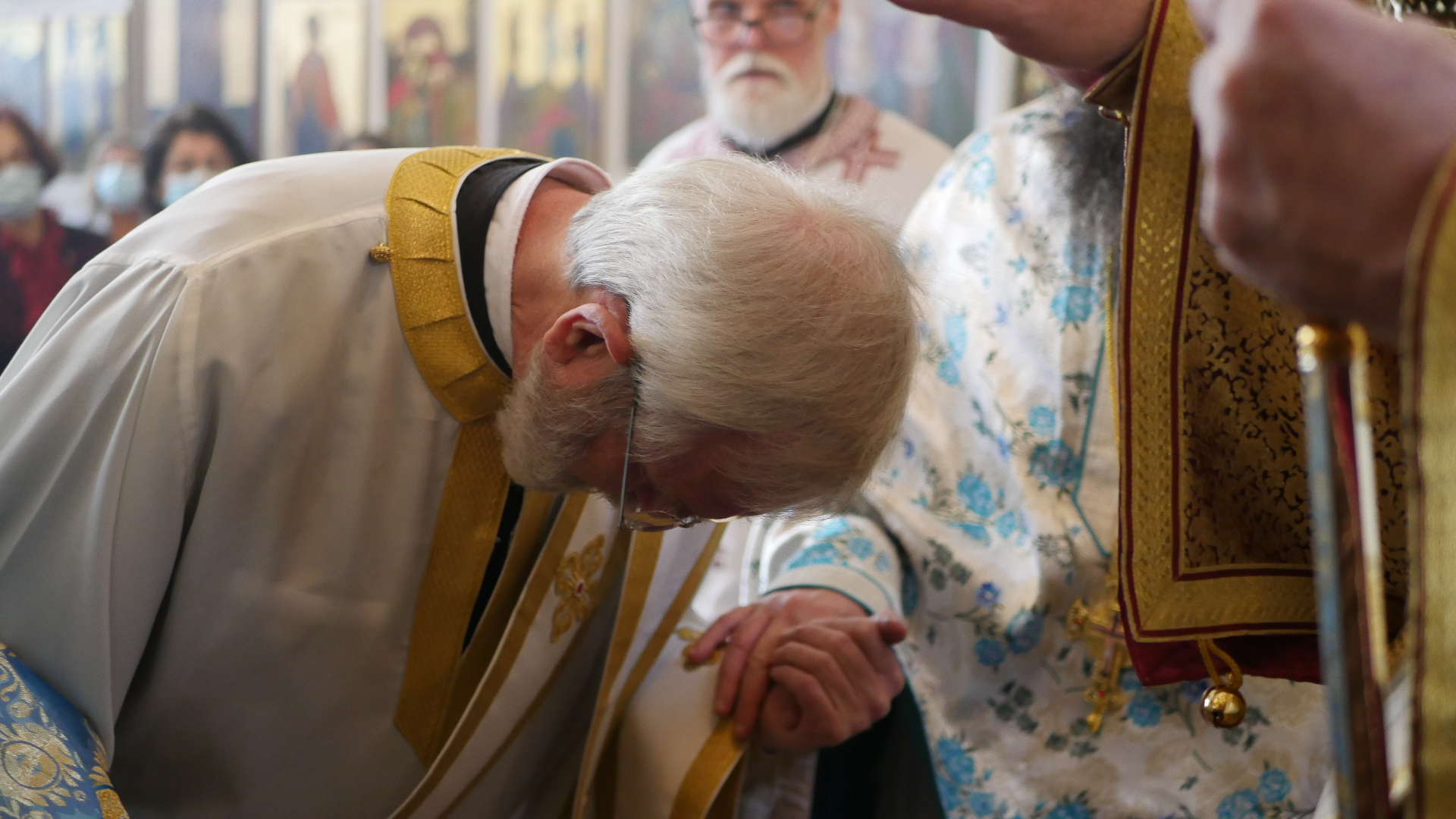 Χειροτονία νέου Πρεσβυτέρου από τον Αρχιεπίσκοπο Θυατείρων
