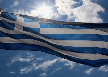 Έσπασε το ρεκόρ Γκίνες! Ιδού η μεγαλύτερη Ελληνική σημαία - Βρίσκεται στην Σαντορίνη