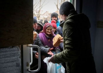 Local residents receive bread during a humanitarian aid distribution amid ongoing fighting in Ukraine-Russia conflict in the besieged southern port city of Mariupol, Ukraine April 4, 2022.  REUTERS/Chingis Kondarov  NO RESALES. NO ARCHIVES.     TPX IMAGES OF THE DAY