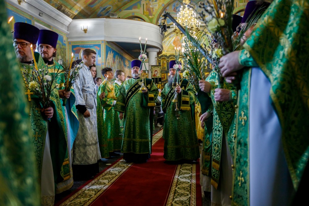 Βαϊοφόρος Κυριακή στην Αικατερινούπολη Ρωσίας, με γεμάτη εκκλησία σε εορταστική ατμόσφαιρα