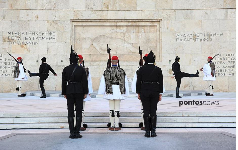 Πόντιοι Εύζωνες: Μοναδική στιγμή στην αλλαγή φρουράς για τα 103 χρόνια από τη Γενοκτονία