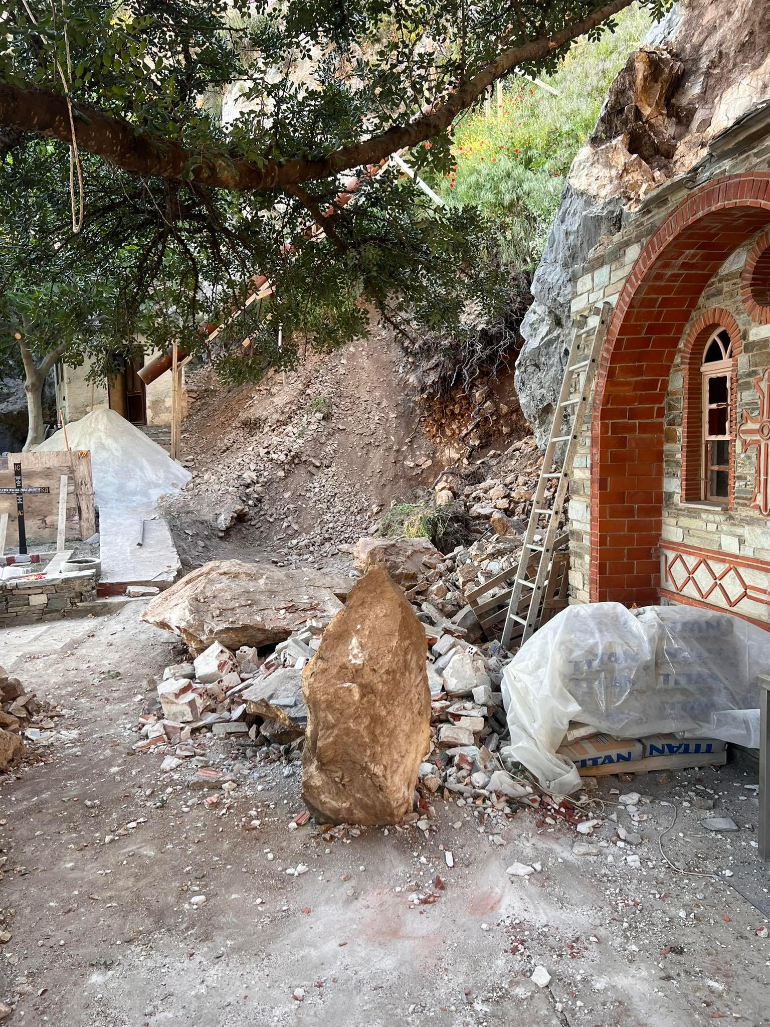 Έπεσε τεράστιος βράχος στο Άγιο Όρος - Τεράστις ζημιές στη Σκήτη της Μικράς Αγίας Άννης -Παρ’ ολίγον τραγωδία!